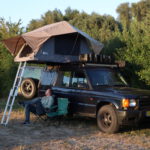 Landrover met daktent op een camping